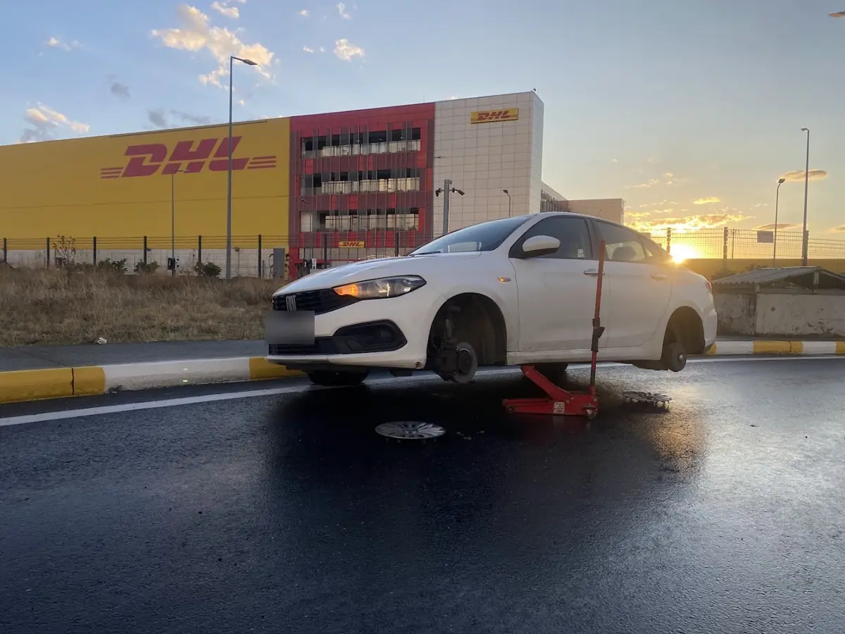 Hidrolik krikoyla kaldırılmış otomobilde yerinde lastik değişimi