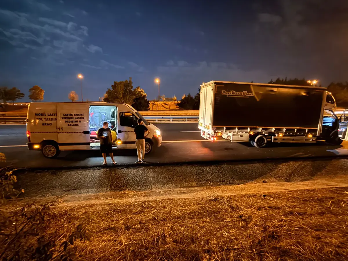 Gece bir kamyonun yanında duran mobil lastik servis aracı