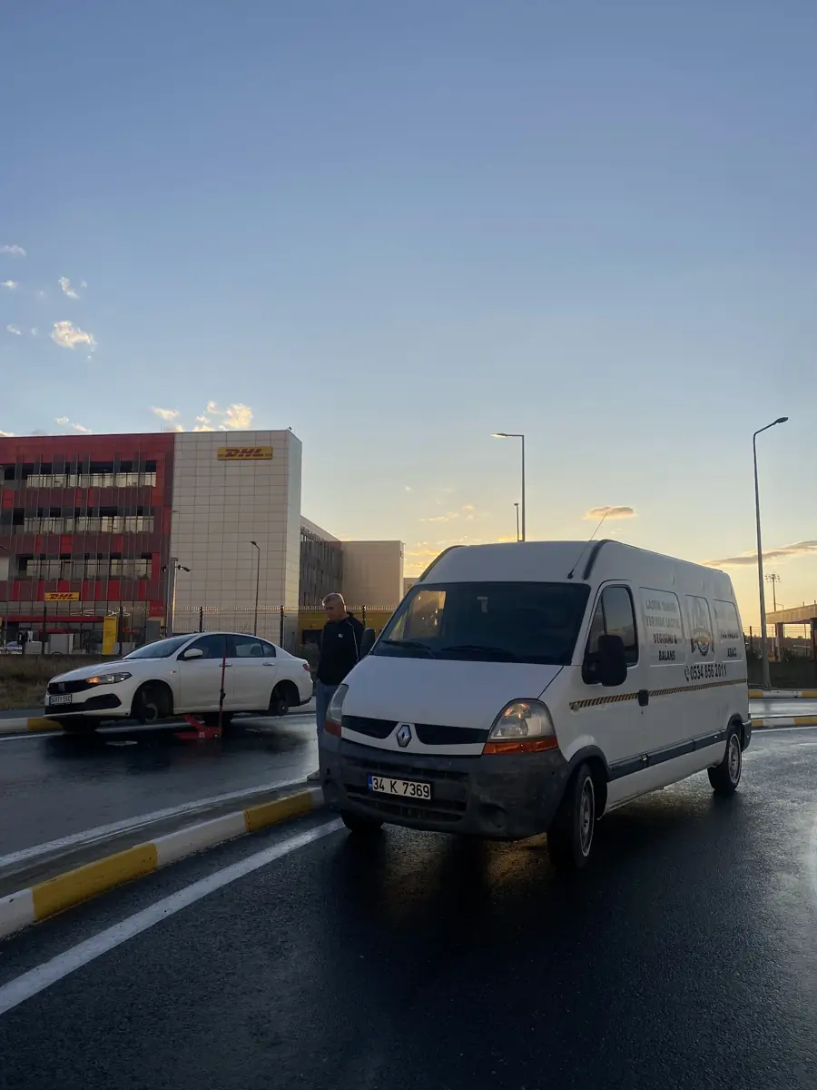 Sabah ışığında yolda duran beyaz mobil lastik servis aracı