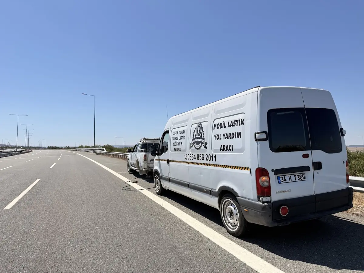 Otoyolda emniyet şeridinde duran servis aracı ve arızalı otomobil