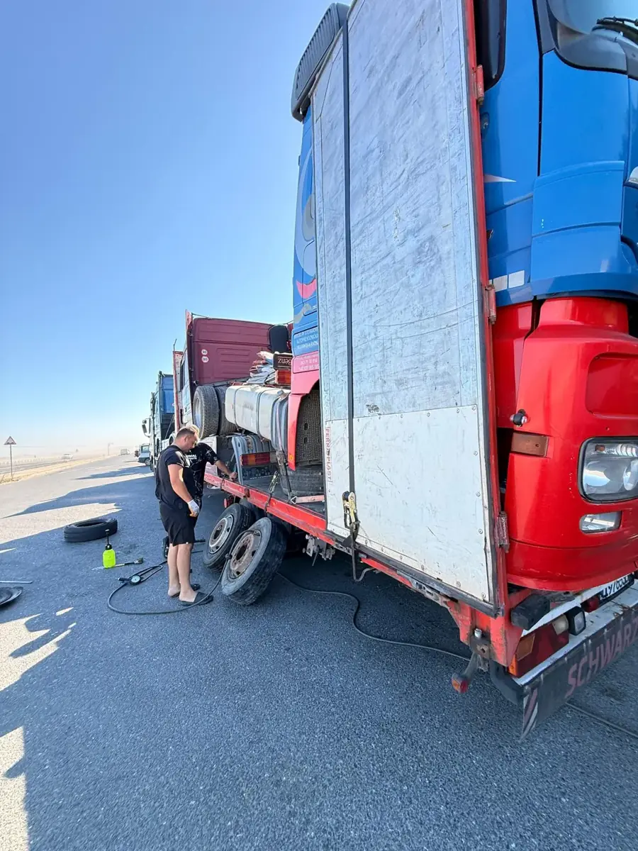 Bir TIR’ın yanında lastik işi yapan usta